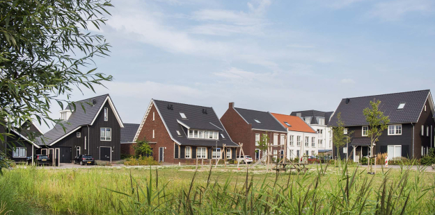 Verschillende Woningen aan een groene speelplaats