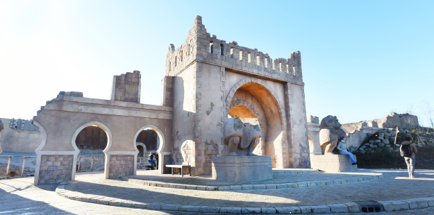 Foto van de buitenplaats van de bavianen met een grote poort en twee standbeelden