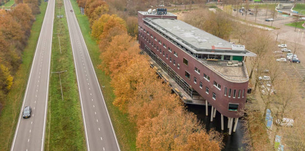 luchtfoto van het pand in de Hanzelaan Zwolle