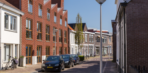 inkijk in straat de Hoogstraat waar de nieuwbouwhuizen staan