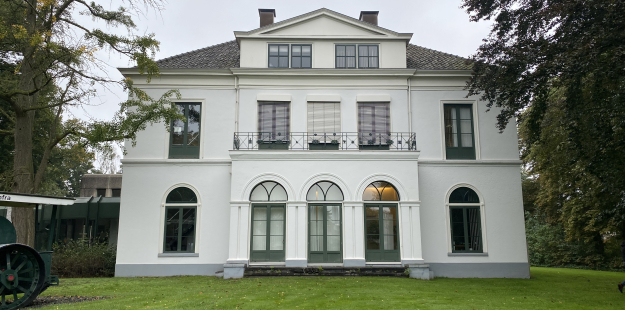 Een close up van het vooraanzicht van het rijks monumentaal buitenhuis dat diende als kantoor voor KWS