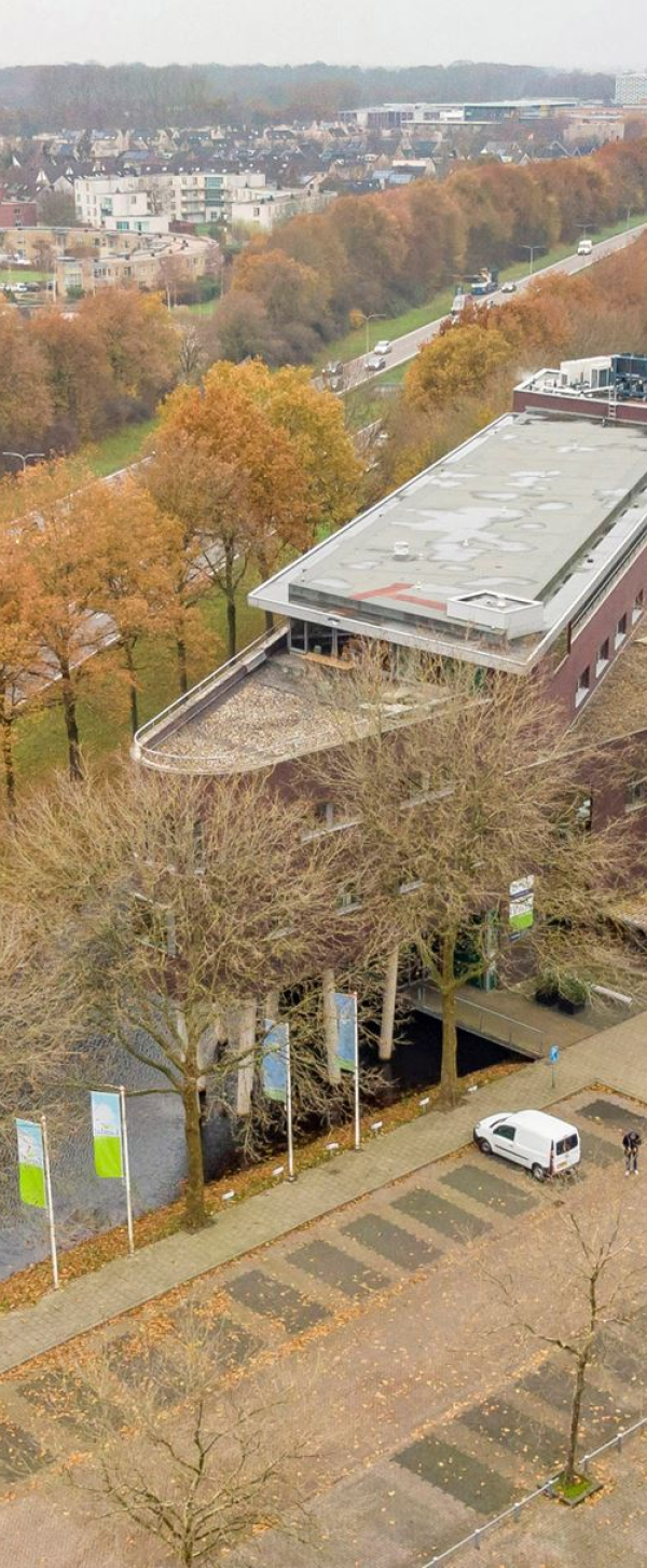 Luchtfoto van de parkeerplaats aan de Hanzelaan