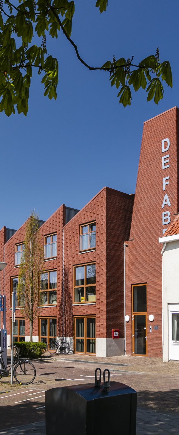 Foto van ver af van De Fabriek in de Hoogstraat in Zwolle