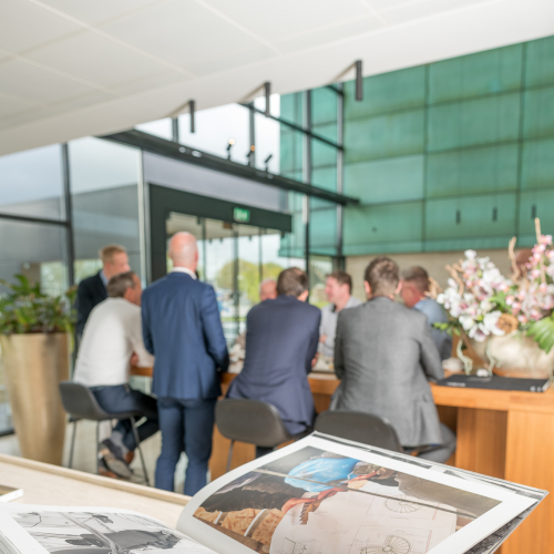 Medewerkers in hal kantoorgebouw