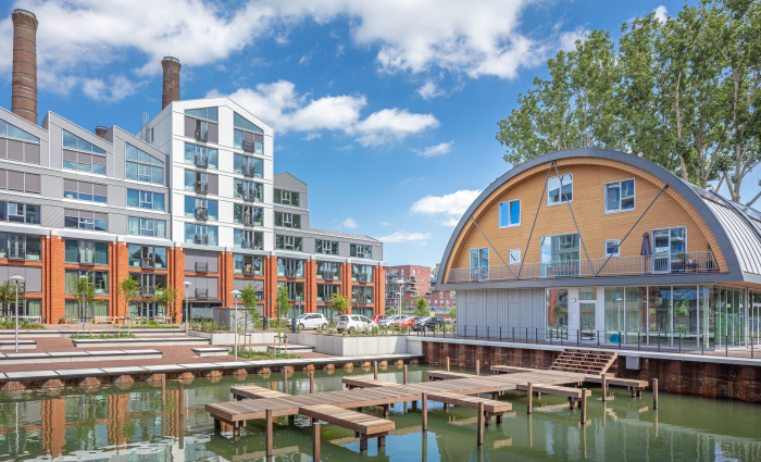 Foto nieuwbouw appartementen complexen met water en een stijger Wilhelmawerf