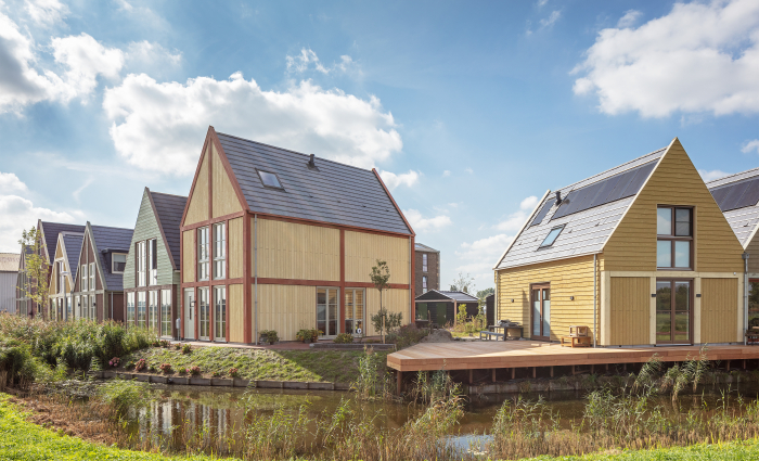 Verschillende woningen langs het water in de Zaanse Oever