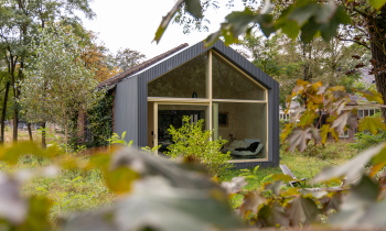 Detail foto van een zeikant van een woning wat bijna volledig bestaat uit raam