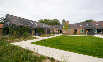 Een buitenplaats met daaromheen de woningen