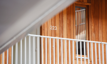 Detailfoto van een voordeur en raam van een appartement