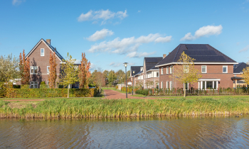 Nieuwe woningen in Beilen met water op de voorgrond