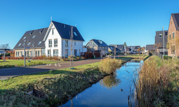 Verschillende architectuur in De Tuin van Elden met groene omgeving met sloot