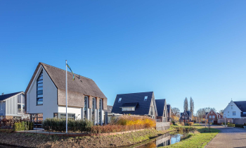 Huis vanaf de hoek gefotografeerd met daar achter verschillende woningen 
