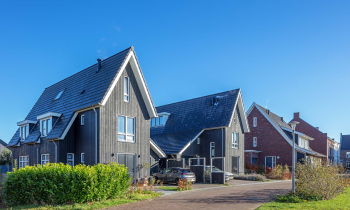 Verschillende woningen in een groene omgeving 