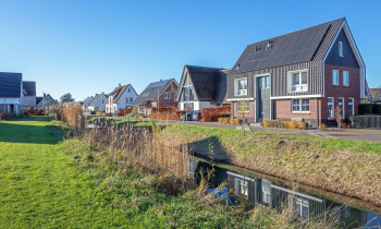 Verschillende woningen in een groene omgeving 