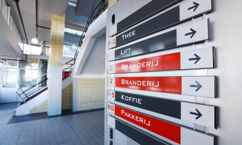 Detailbeeld van de bewijzering in het pand