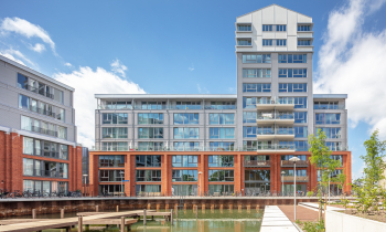 Vooraanzicht van appartementen complex met op de voorgrond een stijger