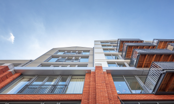 Close-up genomen van de grond van een gevel van een appartement 