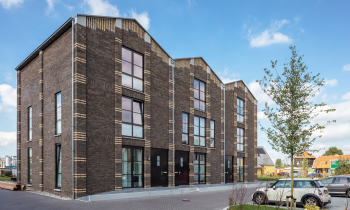 Foto vanaf de hoek genomen bij 3 grote woningen in de Zaanse Oever