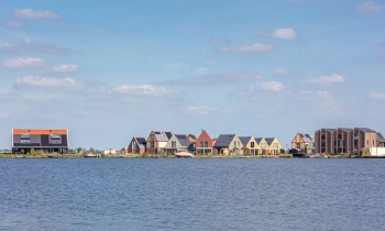 De Zaanse Oever van ver af genomen bij het water