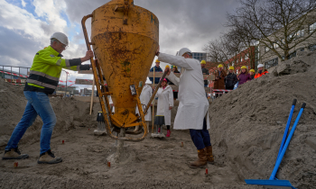 Start viering bouw SEM kubel