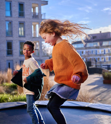 Springende kinderen op een trampoline - onze toekomst