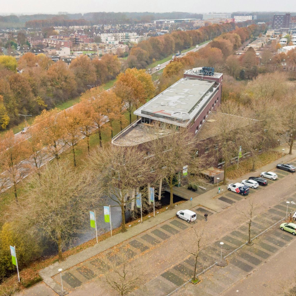 Luchtfoto van de parkeerplaats aan de Hanzelaan