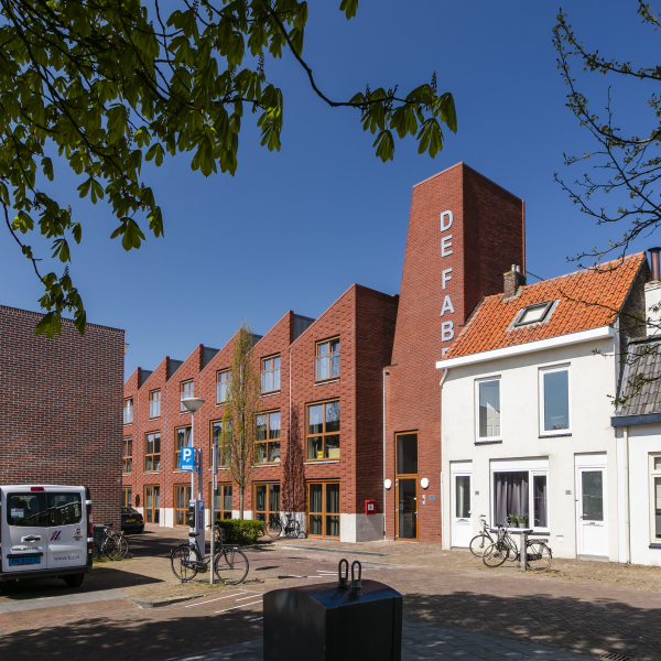 Foto van ver af  van De Fabriek in de Hoogstraat in Zwolle