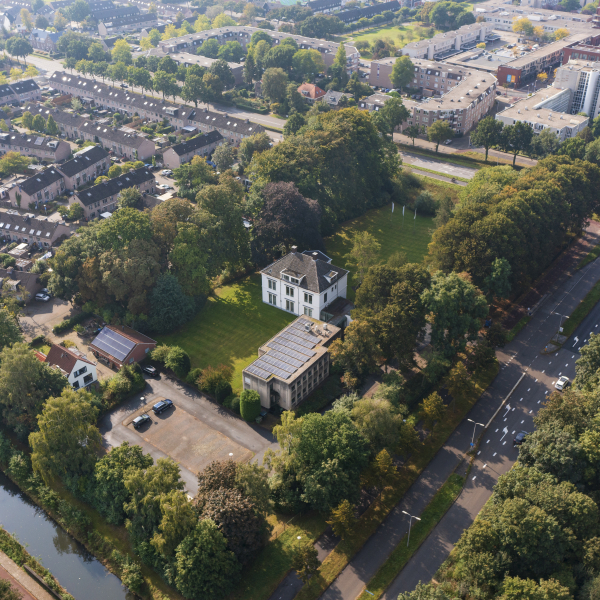 bovenaanzicht van het rijks monumentaal buitenhuis met de groene omgeving 
