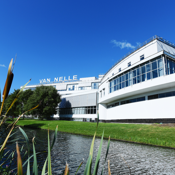 Van Nelle buitenzijde gebouw met waterpartij op voorgrond