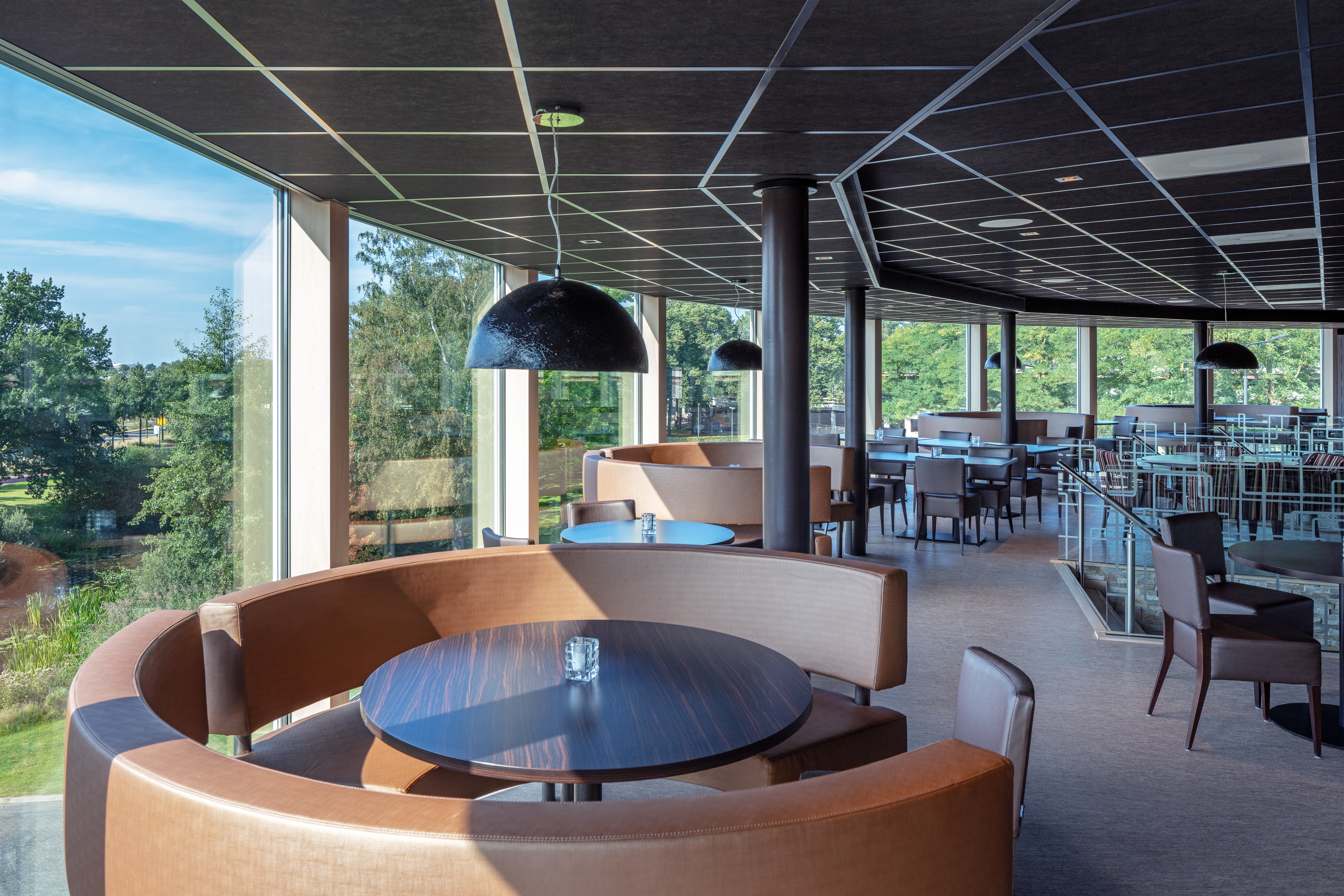 Binnenzijde van The Gallery waar tafels te zien zijn van het restaurant/grand café