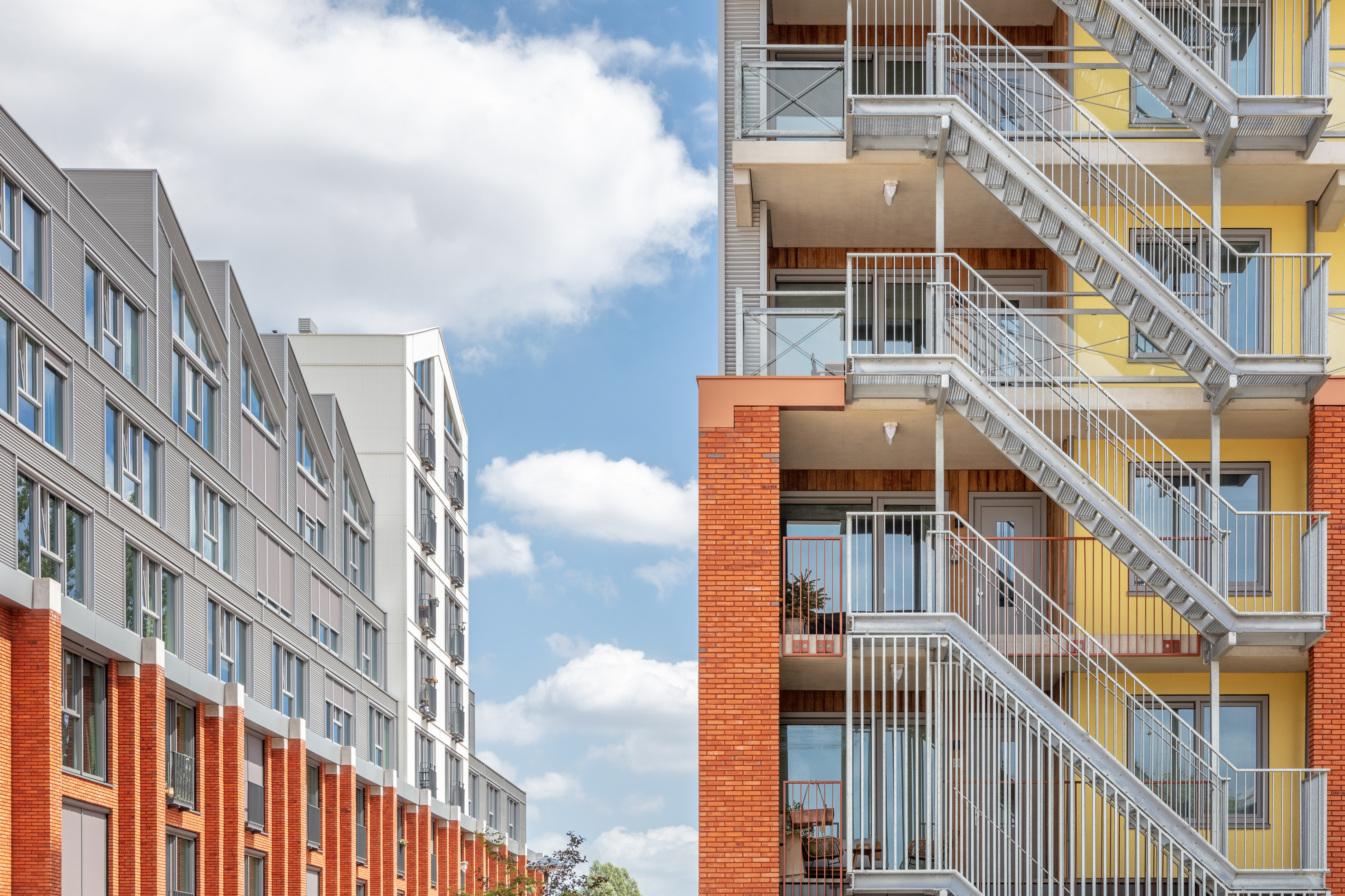 Rechts op de foto trappenhuis bij de nieuwe appartementen, Links een schuinaanzicht van andere appartementen