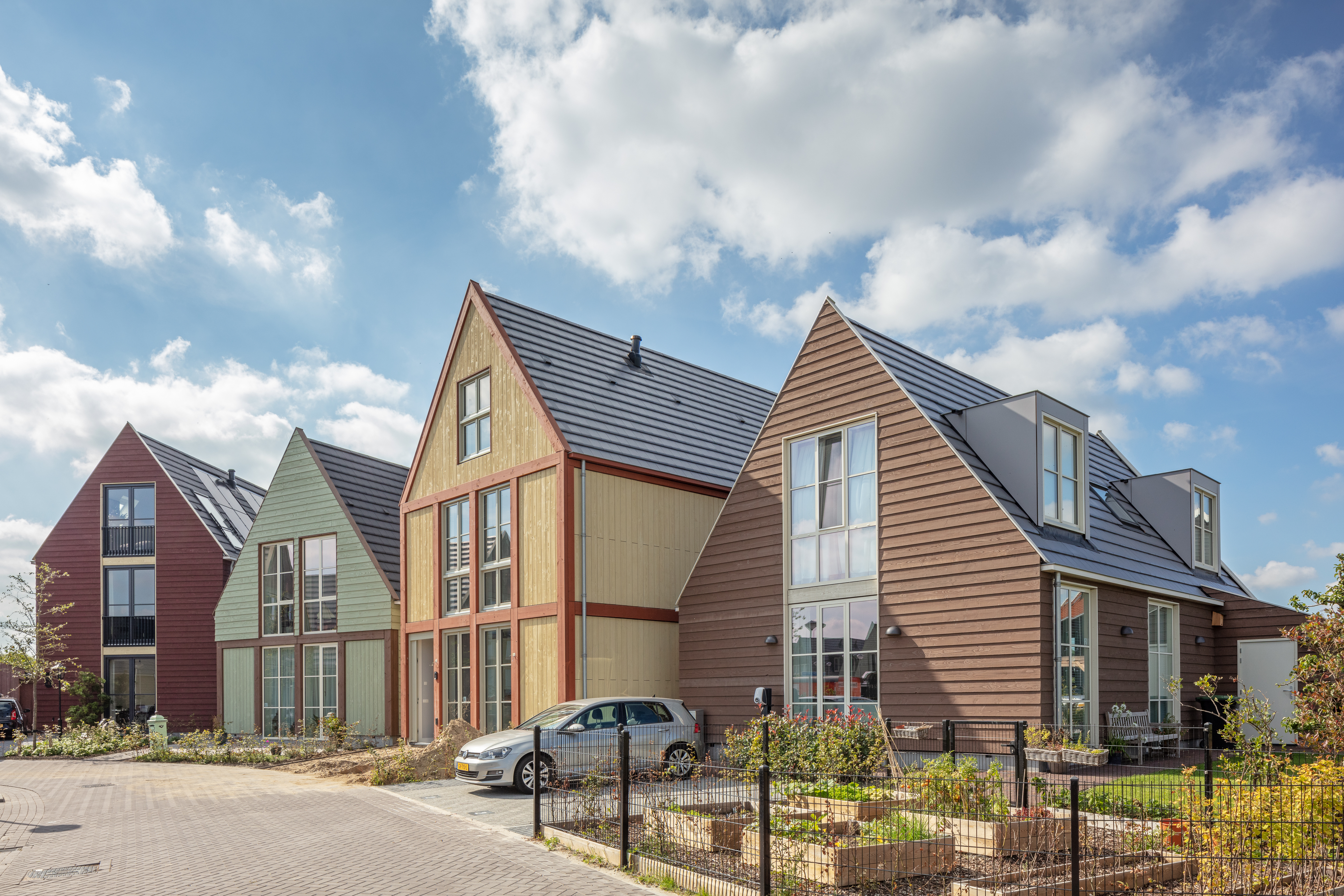 Verschillende woningen met verschillende architectuur in de Zaanse Oever