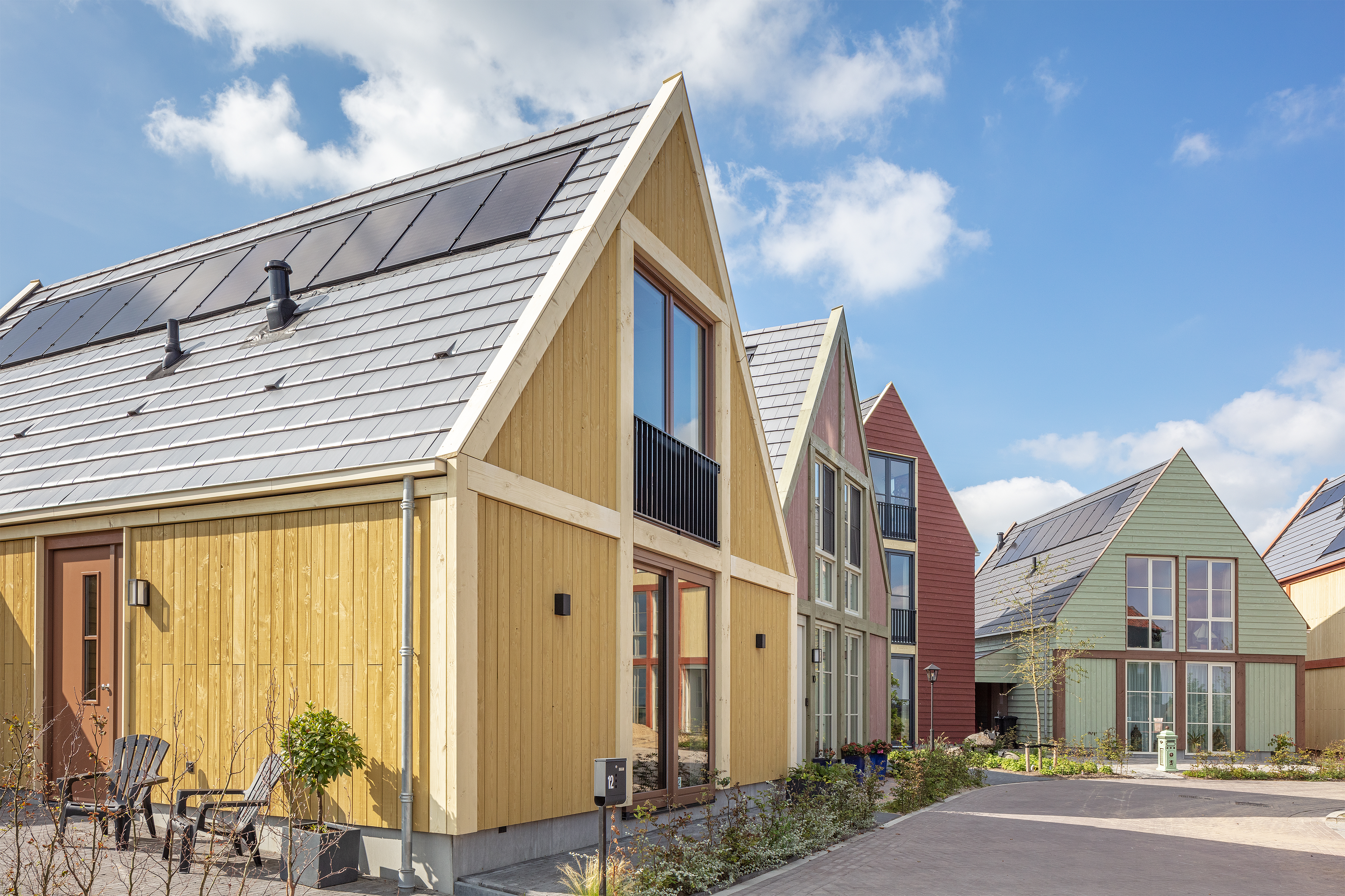 Aanzicht vanaf de hoek van een woning met daarnaast verschillende woningen