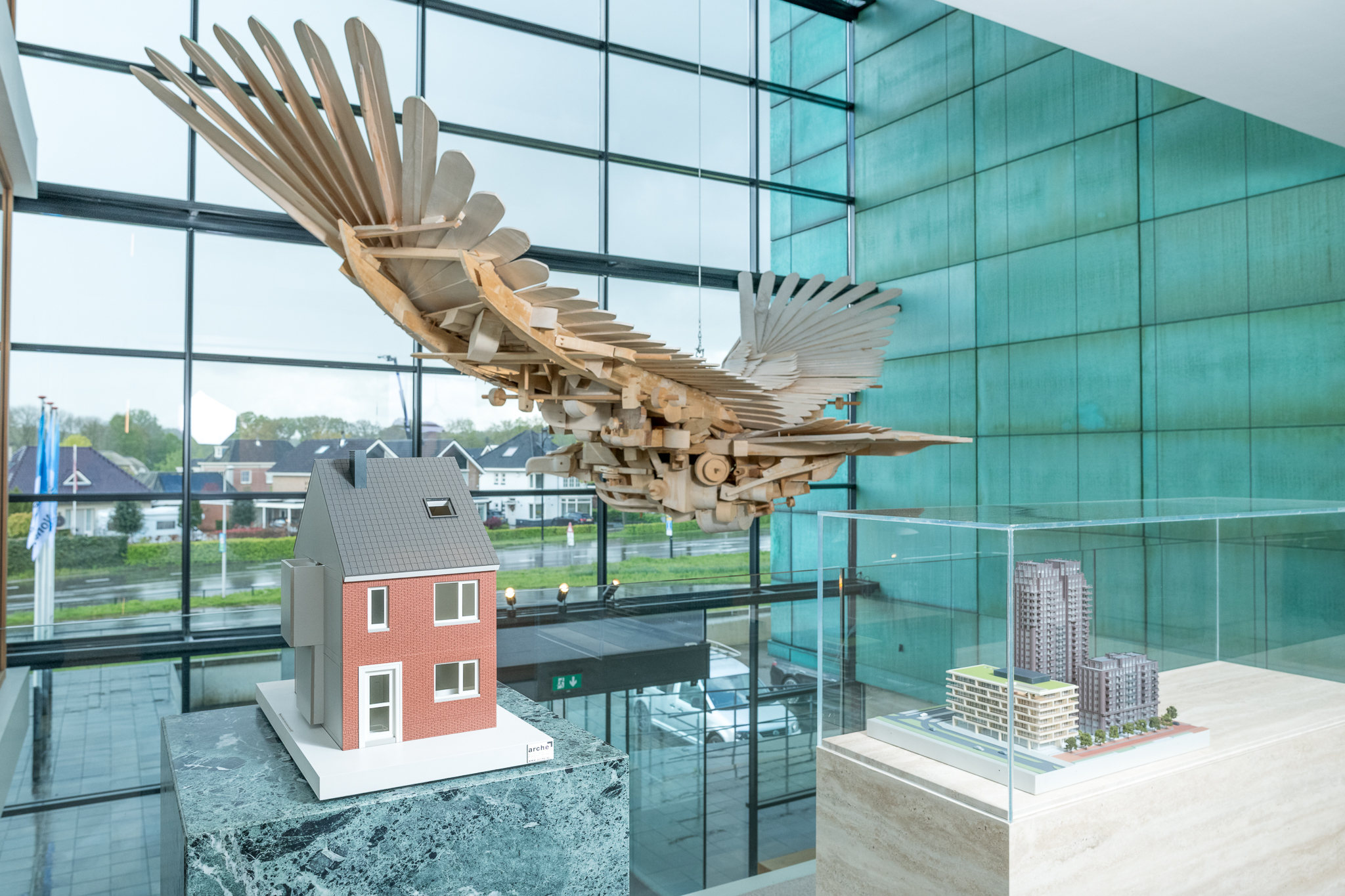 De houten Condor en de raampartij in de hal van het kantoorgebouw